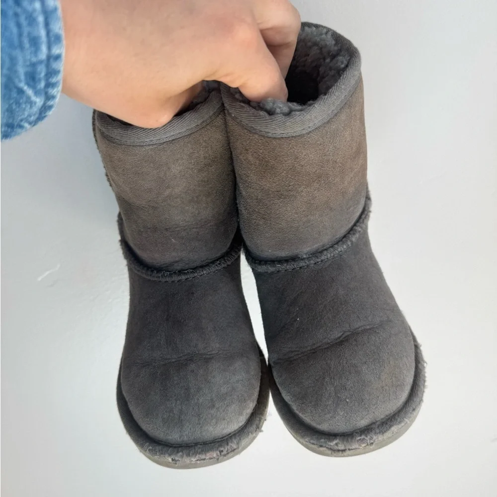 UGG Classic Short Boots Gray Sheepskin Cozy Winter 10 Scandi Ski Neutral